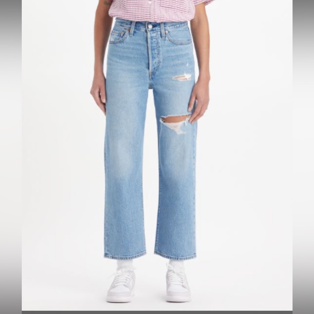 Light wash Levi’s ribcage size 27